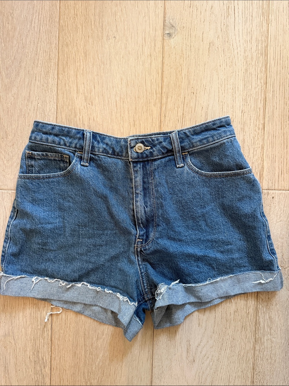 Hollister Ultra High Rise Mom Short in Vintage Stretch, 3 inch Inseam